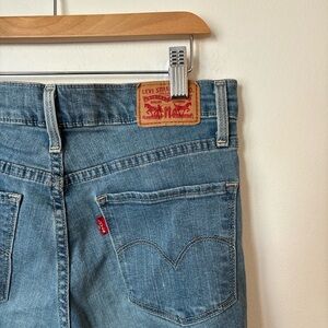 Levi’s Sz 28 314 Shaping Straight